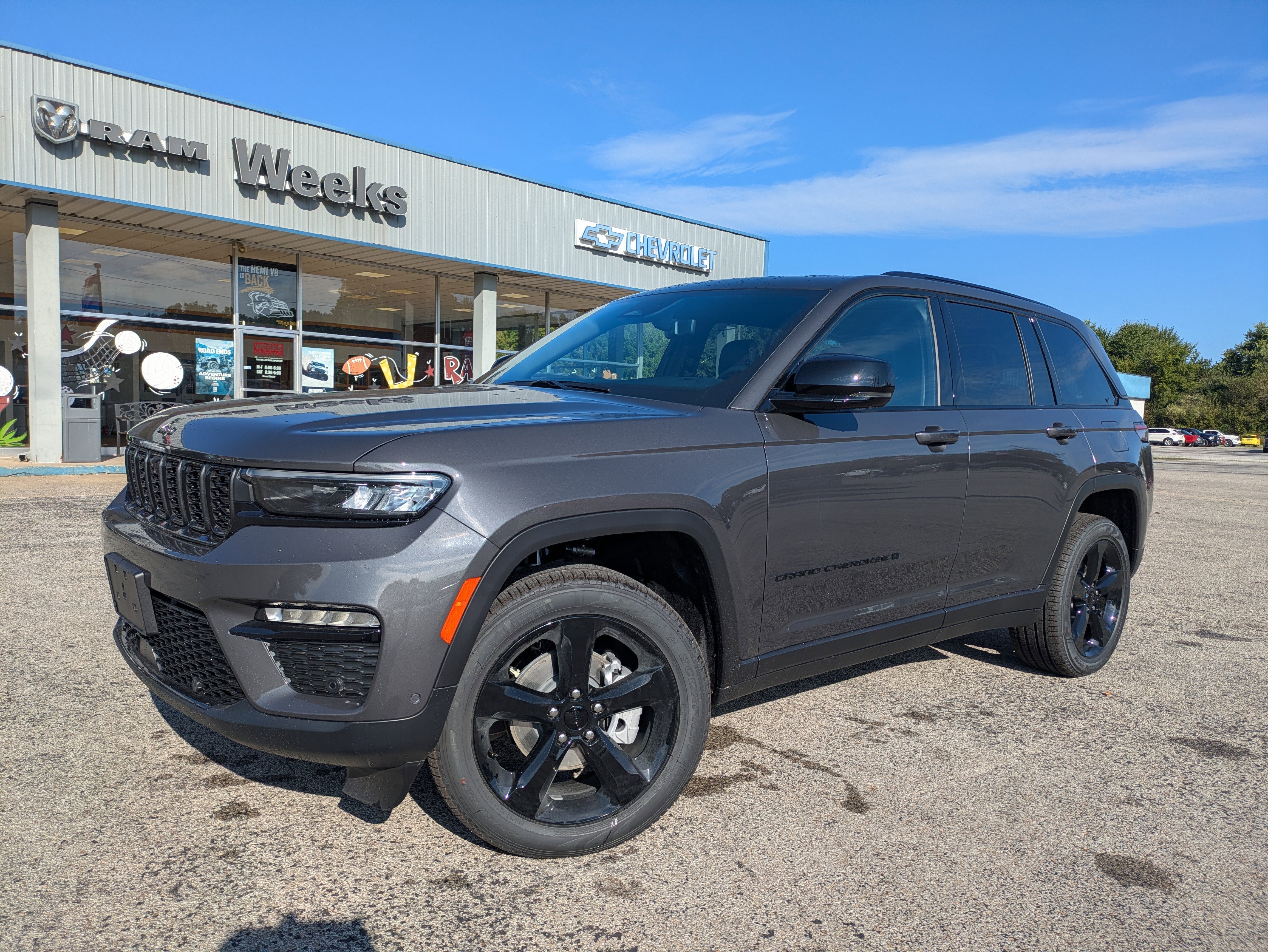 2025 Jeep Grand Cherokee GRAND CHEROKEE LIMITED 4X4 in Baltic Gray Metallic Clear-Coat Exterior Paint — front three-quarter view