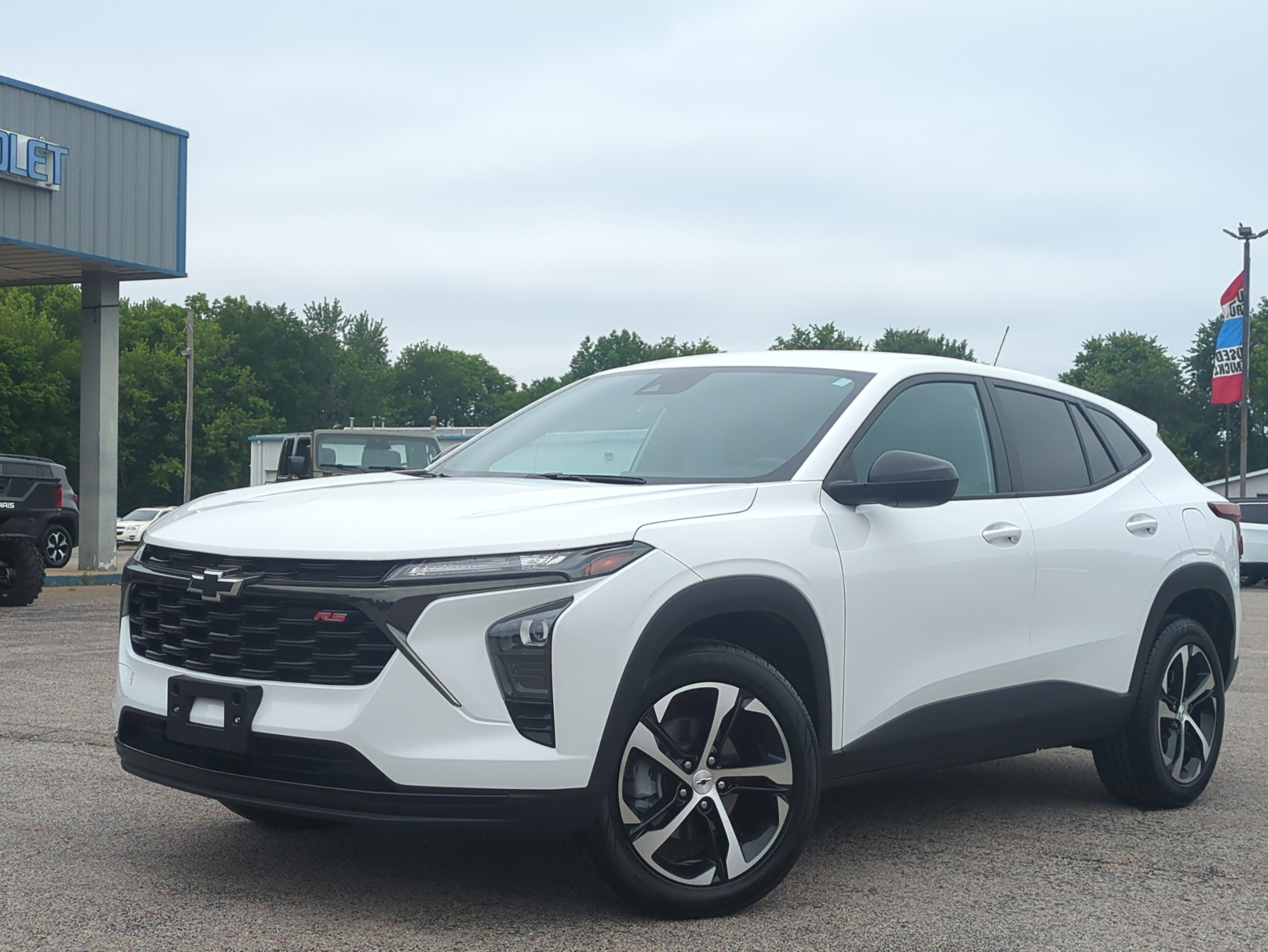 2024 Chevrolet Trax FWD 1RS in Summit White — front three-quarter view